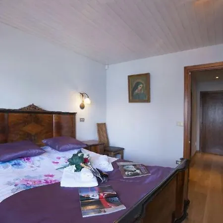 Il Piazzo Sleeps 8 펜션 메나지오