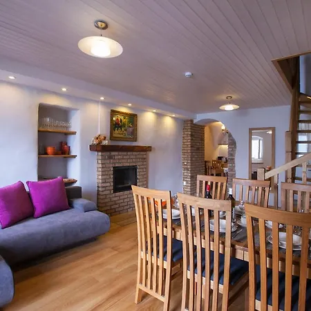 Il Piazzo Sleeps 8 펜션 메나지오