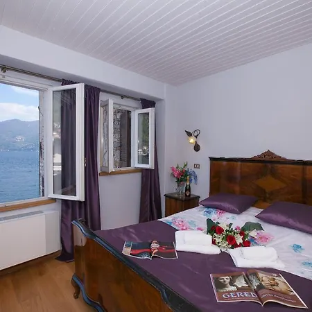 펜션 Il Piazzo Sleeps 8 메나지오